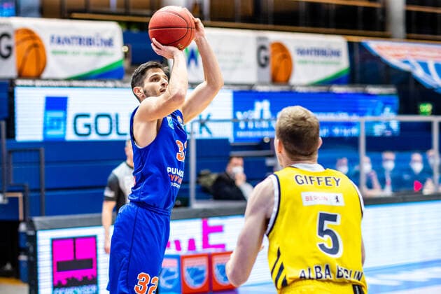 Roko Rogic ( 32 Syntainics MBC), Niels Giffey ( 5 Alba Berlin) waehrend der Begegnung Saison 2020-2021 (Herren) in der EasyCredit Bundesliga zwischen Syntainics MBC und Alba Berlin in der Stadthalle Weissenfels am 16. March 2021 in Weissenfels, Sachsen Anhalt, Deutschland