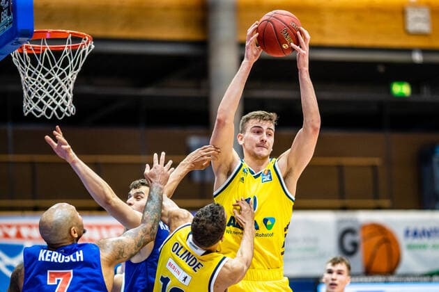 Tim Schneider ( 10 Alba Berlin) waehrend der Begegnung Saison 2020-2021 (Herren) in der EasyCredit Bundesliga zwischen Syntainics MBC und Alba Berlin in der Stadthalle Weissenfels am 16. March 2021 in Weissenfels, Sachsen Anhalt, Deutschland