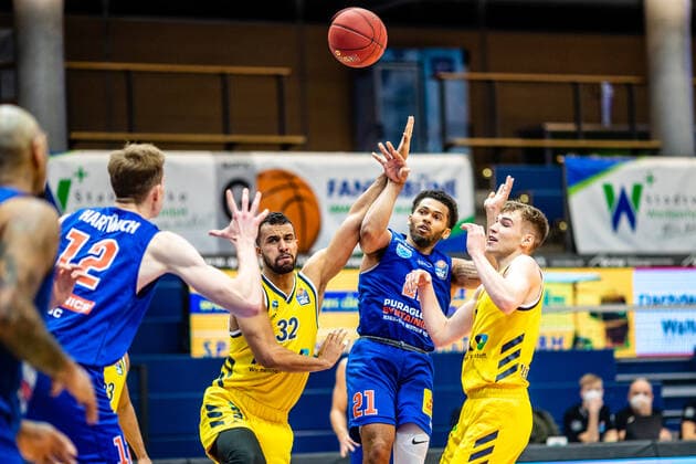 Johannes Thiemann ( 32 Alba Berlin), Quinton Hooker ( 21 Syntainics MBC), Malte Delow ( 6 Alba Berlin) waehrend der Begegnung Saison 2020-2021 (Herren) in der EasyCredit Bundesliga zwischen Syntainics MBC und Alba Berlin in der Stadthalle Weissenfels am 16. March 2021 in Weissenfels, Sachsen Anhalt, Deutschland