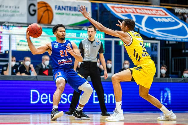 Quinton Hooker ( 21 Syntainics MBC), Louis Olinde ( 19 Alba Berlin) waehrend der Begegnung Saison 2020-2021 (Herren) in der EasyCredit Bundesliga zwischen Syntainics MBC und Alba Berlin in der Stadthalle Weissenfels am 16. March 2021 in Weissenfels, Sachsen Anhalt, Deutschland