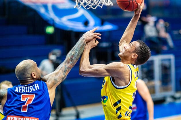 Louis Olinde ( 19 Alba Berlin), Sergio Kerusch ( 7 Syntainics MBC) waehrend der Begegnung Saison 2020-2021 (Herren) in der EasyCredit Bundesliga zwischen Syntainics MBC und Alba Berlin in der Stadthalle Weissenfels am 16. March 2021 in Weissenfels, Sachsen Anhalt, Deutschland