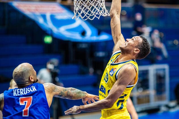 Louis Olinde ( 19 Alba Berlin), Sergio Kerusch ( 7 Syntainics MBC) waehrend der Begegnung Saison 2020-2021 (Herren) in der EasyCredit Bundesliga zwischen Syntainics MBC und Alba Berlin in der Stadthalle Weissenfels am 16. March 2021 in Weissenfels, Sachsen Anhalt, Deutschland