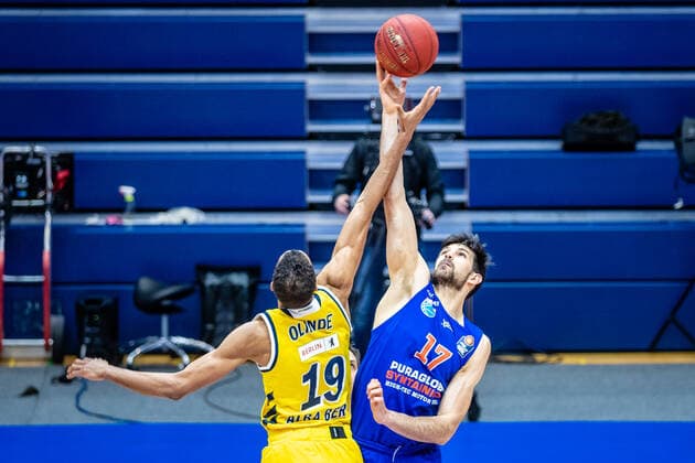Aleksandar Marelja ( 17 Syntainics MBC), Louis Olinde ( 19 Alba Berlin) waehrend der Begegnung Saison 2020-2021 (Herren) in der EasyCredit Bundesliga zwischen Syntainics MBC und Alba Berlin in der Stadthalle Weissenfels am 16. March 2021 in Weissenfels, Sachsen Anhalt, Deutschland