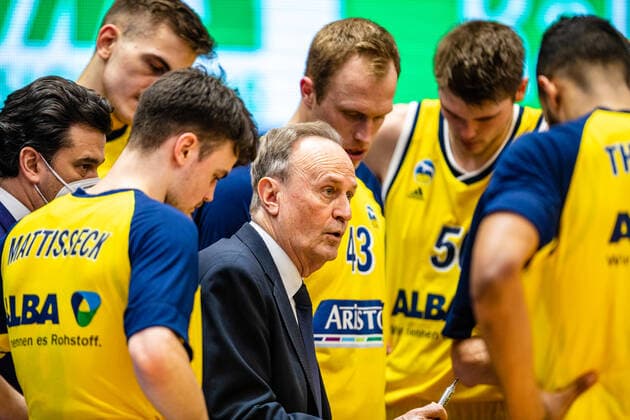 Trainer Aito Garcia Reneses (Alba Berlin) mit Team in der Auszeit waehrend der Begegnung Saison 2020-2021 (Herren) in der EasyCredit Bundesliga zwischen Syntainics MBC und Alba Berlin in der Stadthalle Weissenfels am 16. March 2021 in Weissenfels, Sachsen Anhalt, Deutschland
