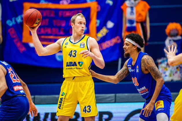 Luke Sikma ( 43 Alba Berlin), Deron Washinton ( 20 Syntainics MBC) waehrend der Begegnung Saison 2020-2021 (Herren) in der EasyCredit Bundesliga zwischen Syntainics MBC und Alba Berlin in der Stadthalle Weissenfels am 16. March 2021 in Weissenfels, Sachsen Anhalt, Deutschland