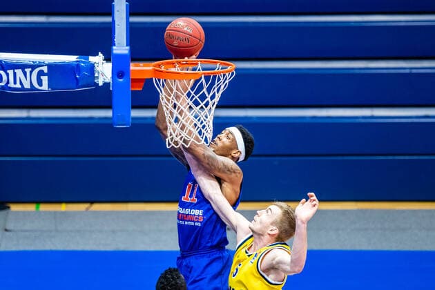 Kyndahl Hill ( 11 Syntainics MBC), Niels Giffey ( 5 Alba Berlin) waehrend der Begegnung Saison 2020-2021 (Herren) in der EasyCredit Bundesliga zwischen Syntainics MBC und Alba Berlin in der Stadthalle Weissenfels am 16. March 2021 in Weissenfels, Sachsen Anhalt, Deutschland