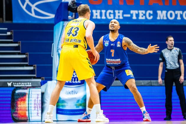 Sergio Kerusch ( 7 Syntainics MBC), Luke Sikma ( 43 Alba Berlin) waehrend der Begegnung Saison 2020-2021 (Herren) in der EasyCredit Bundesliga zwischen Syntainics MBC und Alba Berlin in der Stadthalle Weissenfels am 16. March 2021 in Weissenfels, Sachsen Anhalt, Deutschland