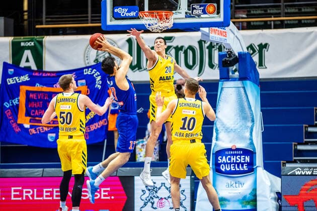 Simone Fontecchio ( 20 Alba Berlin) und Aleksandar Marelja ( 17 Syntainics MBC) am Ball waehrend der Begegnung Saison 2020-2021 (Herren) in der EasyCredit Bundesliga zwischen Syntainics MBC und Alba Berlin in der Stadthalle Weissenfels am 16. March 2021 in Weissenfels, Sachsen Anhalt, Deutschland
