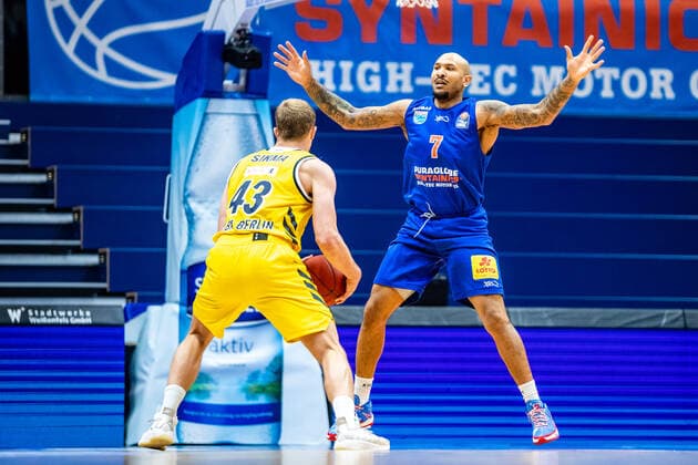 Sergio Kerusch ( 7 Syntainics MBC), Luke Sikma ( 43 Alba Berlin) waehrend der Begegnung Saison 2020-2021 (Herren) in der EasyCredit Bundesliga zwischen Syntainics MBC und Alba Berlin in der Stadthalle Weissenfels am 16. March 2021 in Weissenfels, Sachsen Anhalt, Deutschland