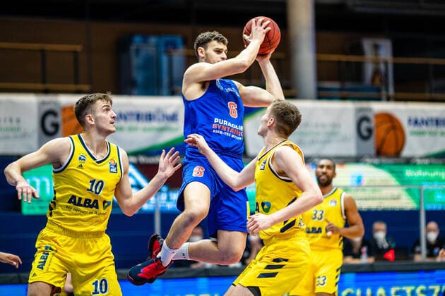 Tim Schneider ( 10 Alba Berlin), Marko Krstanovic ( 6 Syntainics MBC) am Ball waehrend der Begegnung Saison 2020-2021 (Herren) in der EasyCredit Bundesliga zwischen Syntainics MBC und Alba Berlin in der Stadthalle Weissenfels am 16. March 2021 in Weissenfels, Sachsen Anhalt, Deutschland