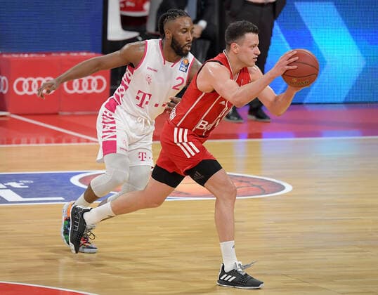 16.03.2021, xemx, Basketball BBL Bundesliga, FC Bayern Muenchen Basketball - Telekom Baskets Bonn emspor, v.l. Xavier Pollard (Telekom Baskets Bonn), Zan Mark Sisko (FC Bayern Basketball) Muenchen