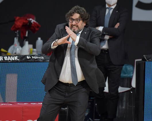 16.03.2021, xemx, Basketball BBL Bundesliga, FC Bayern Muenchen Basketball - Telekom Baskets Bonn emspor, v.l. Head Coach Andrea Trinchieri (FC Bayern Basketball) gibt Anweisungen, gestikuliert mit den Armen, gesticulate, gives instructions Muenchen