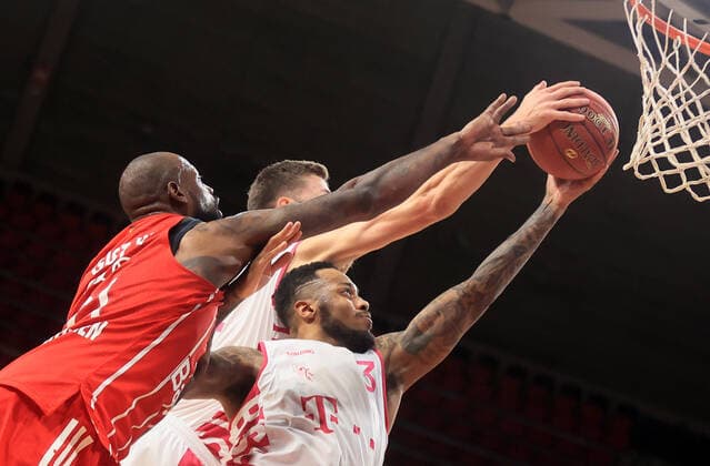 16.03.2021, FC Bayern Baskets vs Telekom Baskets Bonn, Audi Dome, Muenchen, im Bild: James Gist (FCB Basketball) vs James Thompson IV (telekom baskets Bonn)