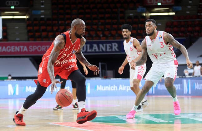 16.03.2021, FC Bayern Baskets vs Telekom Baskets Bonn, Audi Dome, Muenchen, im Bild: James Gist (FCB Basketball), Jalen Hudson (telekom baskets Bonn) und James Thompson IV (telekom baskets Bonn)