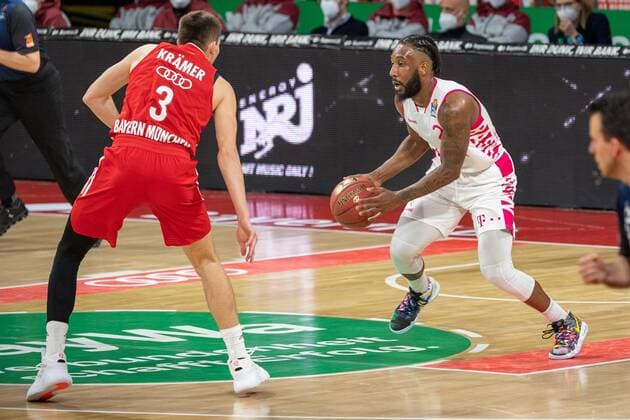D. Kraemer 3 (FC Bayern), Xavier Pollard 2 (Telekom Baskets Bonn), FC Bayern Basketball vs. Telekom Baskets Bonn, BBL, 16.03.2021 Muenchen Bayern Deutschland