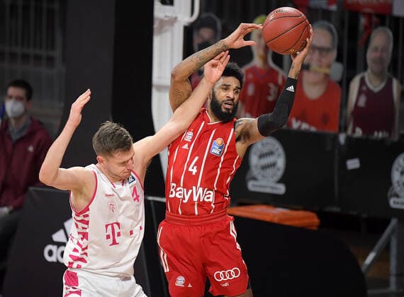 16.03.2021, xemx, Basketball BBL Bundesliga, FC Bayern Muenchen Basketball - Telekom Baskets Bonn emspor, v.l. Strahinja Micovic (Telekom Baskets Bonn), Dennis Jerome Seeley (FC Bayern Basketball) Zweikampf, Duell, Kampf, tackle Muenchen