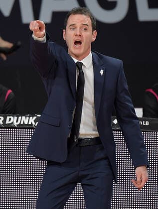 16.03.2021, xemx, Basketball BBL Bundesliga, FC Bayern Muenchen Basketball - Telekom Baskets Bonn emspor, v.l. Cheftrainer William Voigt (Telekom Baskets Bonn) gibt Anweisungen, gestikuliert mit den Armen, gesticulate, gives instructions Muenchen