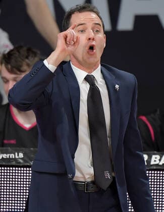 16.03.2021, xemx, Basketball BBL Bundesliga, FC Bayern Muenchen Basketball - Telekom Baskets Bonn emspor, v.l. Cheftrainer William Voigt (Telekom Baskets Bonn) gibt Anweisungen, gestikuliert mit den Armen, gesticulate, gives instructions Muenchen