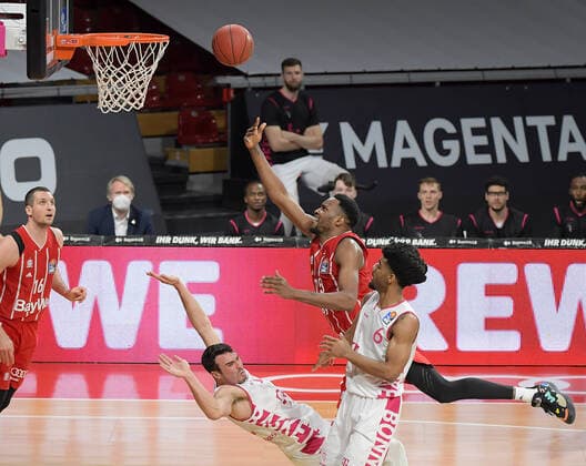 16.03.2021, xemx, Basketball BBL Bundesliga, FC Bayern Muenchen Basketball - Telekom Baskets Bonn emspor, v.l. Anthony DiLeo (Telekom Baskets Bonn), Ja Juan Johnson (FC Bayern Basketball) Zweikampf, Duell, Kampf, tackle Muenchen