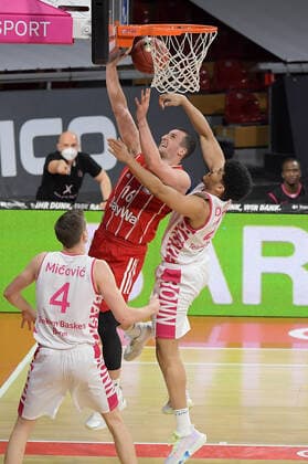 16.03.2021, xemx, Basketball BBL Bundesliga, FC Bayern Muenchen Basketball - Telekom Baskets Bonn emspor, v.l. Paul Zipser (FC Bayern Basketball), Gabriel De Oliveira (Telekom Baskets Bonn) Zweikampf, Duell, Kampf, tackle Muenchen