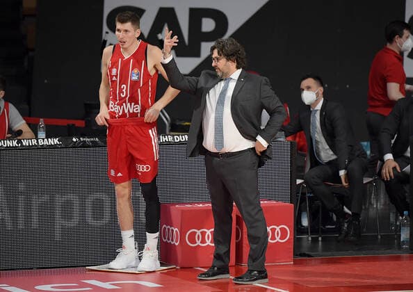 16.03.2021, xemx, Basketball BBL Bundesliga, FC Bayern Muenchen Basketball - Telekom Baskets Bonn emspor, v.l. David Kraemer (FC Bayern Basketball), Head Coach Andrea Trinchieri (FC Bayern Basketball) gibt Anweisungen, gestikuliert mit den Armen, gesticulate, gives instructions Muenchen