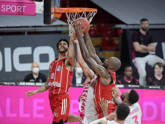 16.03.2021, xemx, Basketball BBL Bundesliga, FC Bayern Muenchen Basketball - Telekom Baskets Bonn emspor, v.l. Nick Weiler-Babb (FC Bayern Basketball), Anthony DiLeo (Telekom Baskets Bonn), James Gist (FC Bayern Basketball) Zweikampf, Duell, Kampf, tackle Muenchen