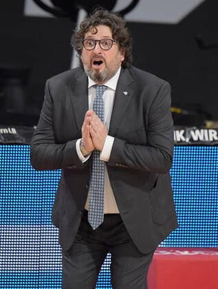 16.03.2021, xemx, Basketball BBL Bundesliga, FC Bayern Muenchen Basketball - Telekom Baskets Bonn emspor, v.l. Head Coach Andrea Trinchieri (FC Bayern Basketball) gibt Anweisungen, gestikuliert mit den Armen, gesticulate, gives instructions Muenchen
