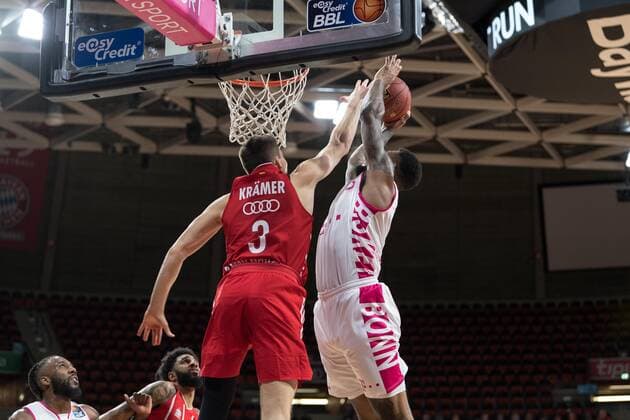 Basketball, BBL, 20210316, FC Bayern München - Telekom Basket Bonn. Im Bild David KRÄMER (Kraemer Kramer FC Bayern München, 3) und James THOMPSON IV (Telekom Baskets Bonn, 3). München Audi Dome Bayern Deutschland Copyright: Passion2Press MarkusxFischerx