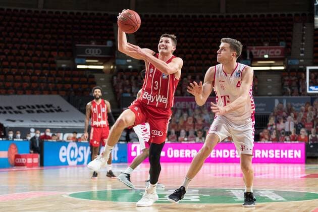 Basketball, BBL, 20210316, FC Bayern München - Telekom Basket Bonn. Im Bild David KRÄMER (Kraemer Kramer FC Bayern München, 3) und Strahinja MICOVIC (Telekom Baskets Bonn, 4). München Audi Dome Bayern Deutschland Copyright: Passion2Press MarkusxFischerx