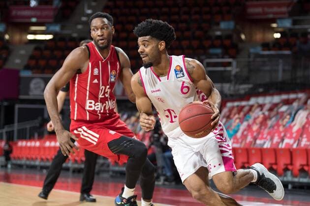 Basketball, BBL, 20210316, FC Bayern München - Telekom Basket Bonn. Im Bild JaJuan JOHNSON (FC Bayern München, 25) und Jalen HUDSON (Telekom Baskets Bonn, 6). München Audi Dome Bayern Deutschland Copyright: Passion2Press MarkusxFischerx