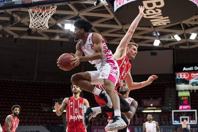 Basketball, BBL, 20210316, FC Bayern München - Telekom Basket Bonn. Im Bild Jalen HUDSON (Telekom Baskets Bonn, 6) und Leon RADOSEVIC (FC Bayern München, 43). München Audi Dome Bayern Deutschland Copyright: Passion2Press MarkusxFischerx