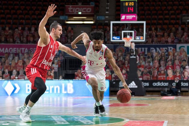 Basketball, BBL, 20210316, FC Bayern München - Telekom Basket Bonn. Im Bild Paul ZIPSER (FC Bayern München, 16) und Jalen HUDSON (Telekom Baskets Bonn, 6). München Audi Dome Bayern Deutschland Copyright: Passion2Press MarkusxFischerx
