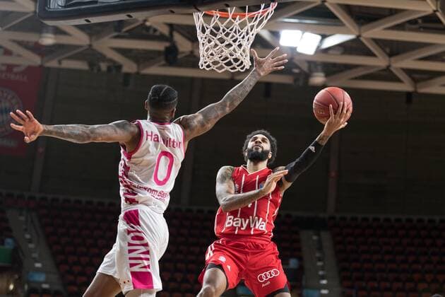 Basketball, BBL, 20210316, FC Bayern München - Telekom Basket Bonn. Im Bild Alex HAMILTON (Telekom Baskets Bonn, 0) und Dennis Jerome SEELEY (FC Bayern München, 4) Korb. München Audi Dome Bayern Deutschland Copyright: Passion2Press MarkusxFischerx