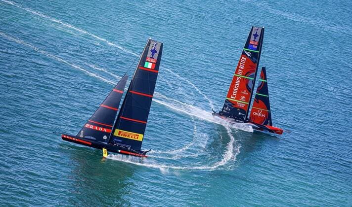 Bilder des Jahres 2021, Sport 03 März Sport Themen der Woche KW11 Sport Bilder des Tages (210317) -- AUCKLAND, March 17, 2021 -- Luna Rossa Prada Pirelli of Italy (L) and Emirates Team New Zealand sail during the 36th America s Cup Finals in Auckland, New Zealand, March 17, 2021. ( Handout via Xinhua) (SP)NEW ZEALAND-AUCKLAND-YACHTING-AMERICA S CUP FINALS-DAY 7 COR36 StudioxBorlenghi 