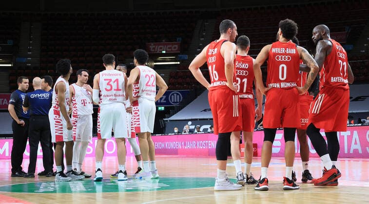 16.03.2021, FC Bayern Baskets vs Telekom Baskets Bonn, Audi Dome, Muenchen, im Bild: Referees, Telekom Baskets Bonn und FC Bayern Basketball