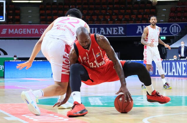 16.03.2021, FC Bayern Baskets vs Telekom Baskets Bonn, Audi Dome, Muenchen, im Bild: Gabriel De Oliveira (telekom baskets Bonn) vs James Gist (FCB Basketball)