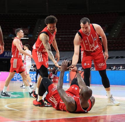 16.03.2021, FC Bayern Baskets vs Telekom Baskets Bonn, Audi Dome, Muenchen, im Bild: Zan Mark Sisko (FCB Basketball) und Nick Weiler-Babi (FCB Basketball), Paul Zipser (FCB Basketball) helfen James Gist (FCB Basketball)