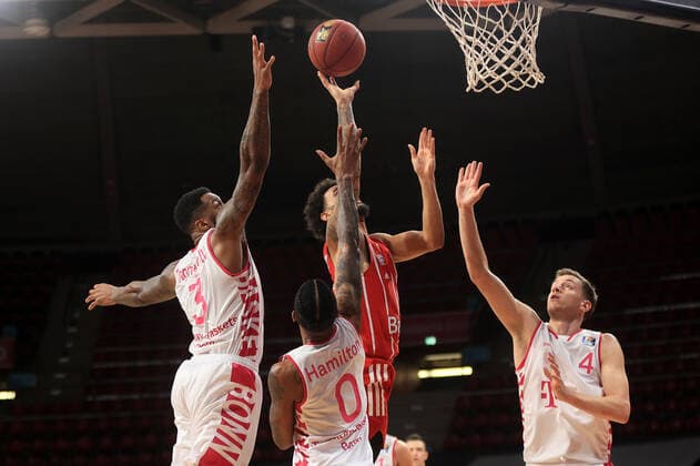 16.03.2021, FC Bayern Baskets vs Telekom Baskets Bonn, Audi Dome, Muenchen, im Bild: James Thompson IV (telekom baskets Bonn), Alex Hamilton (telekom baskets Bonn) und Strahinja Micovic (telekom baskets Bonn) vs D.J Seeley (FCB Basketball)