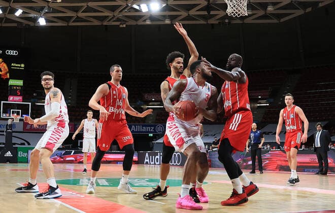 16.03.2021, FC Bayern Baskets vs Telekom Baskets Bonn, Audi Dome, Muenchen, im Bild: Isaiah Philmore (telekom baskets Bonn), Paul Zipser (FCB Basketball), Nick Weiler-Babi (FCB Basketball), James Thompson IV (telekom baskets Bonn), James Gist (FCB Basketball) und Zan Mark Sisko (FCB Basketball)