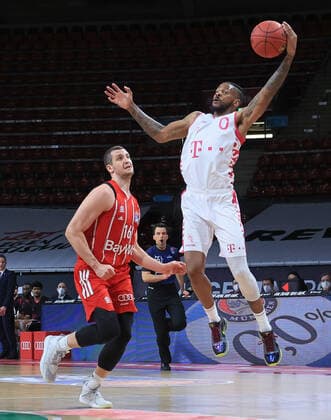 16.03.2021, FC Bayern Baskets vs Telekom Baskets Bonn, Audi Dome, Muenchen, im Bild: Paul Zipser (FCB Basketball) vs Alex Hamilton (telekom baskets Bonn)