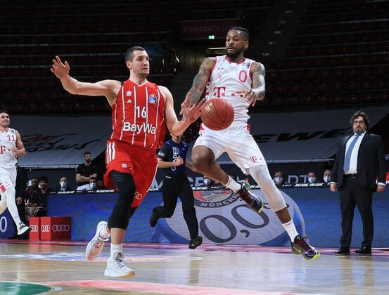 16.03.2021, FC Bayern Baskets vs Telekom Baskets Bonn, Audi Dome, Muenchen, im Bild: Paul Zipser (FCB Basketball) vs Alex Hamilton (telekom baskets Bonn)