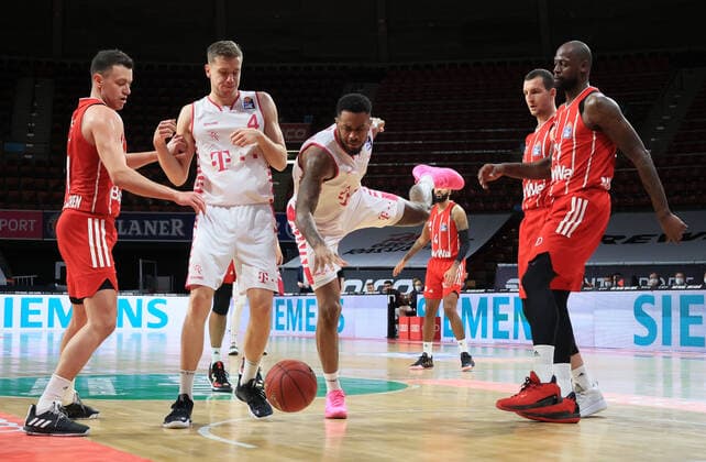 16.03.2021, FC Bayern Baskets vs Telekom Baskets Bonn, Audi Dome, Muenchen, im Bild: Zan Mark Sisko (FCB Basketball), Strahinja Micovic (telekom baskets Bonn), James Thompson IV (telekom baskets Bonn), D.J Seeley (FCB Basketball), Paul Zipser (FCB Basketball) und James Gist (FCB Basketball)