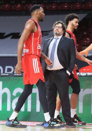 16.03.2021, FC Bayern Baskets vs Telekom Baskets Bonn, Audi Dome, Muenchen, im Bild: JaJuan Johnson (FCB Basketball) ud Trainer Andrea Trinchieri (FCB Basketball)