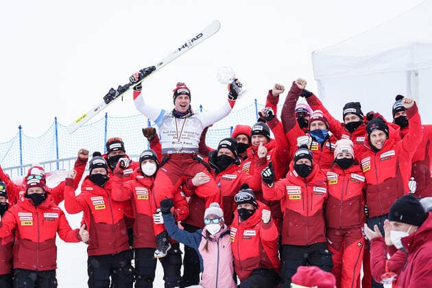 17.03.2021, Lenzerheide, Lenzerheide, Audi FIS Ski Weltcup Lenzerheide: Downhill Men, Beat Feuz (Schweiz) ist der Weltcup Gesamtsieger in Abfahrt 2021. Foto mit Swiss Ski Team. Lenzerheide Lenzerheide Graubünden Schweiz Copyright: xJustPictures.ch JarixPestelaccix