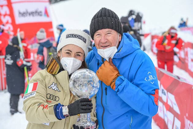 17.03.2021, Lenzerheide, SUI, FIS Weltcup Ski Alpin, Abfahrt, Damen, Siegerehrung, Weltcupwertung, im Bild Siegerin Abfahrts Weltcup der Damen Sofia Goggia (ITA )und Robert Trenkwalder ( ASP) Winner Ladies Downhill World Cup Sofia Goggia of Italy and Robert Trenkwalder (ASP) during the winner ceremony for the women downhill Worldcup rating of FIS Ski Alpine World Cup finals in Lenzerheide, Switzerland on 2021 03 17.