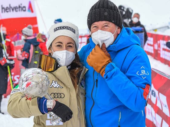 17.03.2021, Lenzerheide, SUI, FIS Weltcup Ski Alpin, Abfahrt, Damen, Siegerehrung, Weltcupwertung, im Bild Siegerin Abfahrts Weltcup der Damen Sofia Goggia (ITA )und Robert Trenkwalder ( ASP) Winner Ladies Downhill World Cup Sofia Goggia of Italy and Robert Trenkwalder (ASP) during the winner ceremony for the women downhill Worldcup rating of FIS Ski Alpine World Cup finals in Lenzerheide, Switzerland on 2021 03 17.