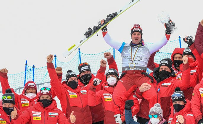 17.03.2021, Lenzerheide, SUI, FIS Weltcup Ski Alpin, Abfahrt, Herren, Siegerehrung, Weltcupwertung, im Bild Sieger Abfahrts Weltcup der Herren Beat Feuz (SUI ) und Team Winner men s downhill world cup Beat Feuz of Swiss and Team during the winner ceremony for the men s downhill Worldcup rating of FIS Ski Alpine World Cup finals in Lenzerheide, Switzerland on 2021 03 17.