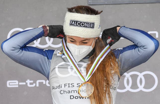 17.03.2021, Lenzerheide, SUI, FIS Weltcup Ski Alpin, Abfahrt, Damen, Siegerehrung, Weltcupwertung, im Bild Siegerin Abfahrts Weltcup der Damen Sofia Goggia (ITA ) Winner Ladies Downhill World Cup Sofia Goggia of Italy during the winner ceremony for the women downhill Worldcup rating of FIS Ski Alpine World Cup finals in Lenzerheide, Switzerland on 2021 03 17.