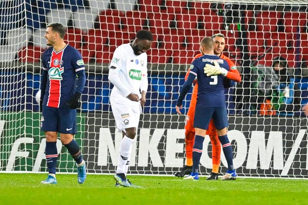 joie des joueurs du PSG apres l arret de Keylor Navas (PSG) sur le penalty de Yusuf Yazici (Losc) FOOTBALL : PSG vs LOSC - 1 8 finale coupe de france - 17 03 2021 JBAutissier Panoramic 