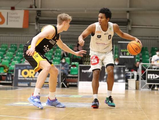 17.03.2021 - Basketball - Saison 2019 2020 - 2. Bundesliga Pro-A - 8. Spieltag: Nürnberg Falcons Basketball Club NBC - Tigers Tübingen - DaMa - Timo Lanmüller Lanmueller (77, Tigers Tübingen, Tigers Tuebingen ) Tra Holder (0, Nürnberg Falcons BC NBC )